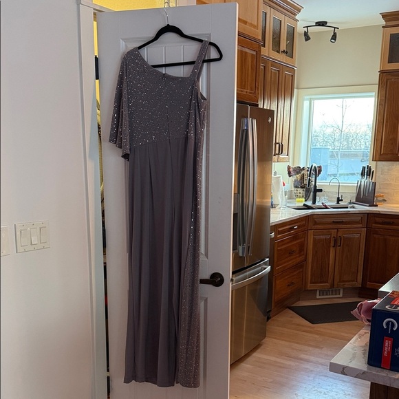 Elegant One-Shoulder Sequin jumpsuit - Picture 3 of 3